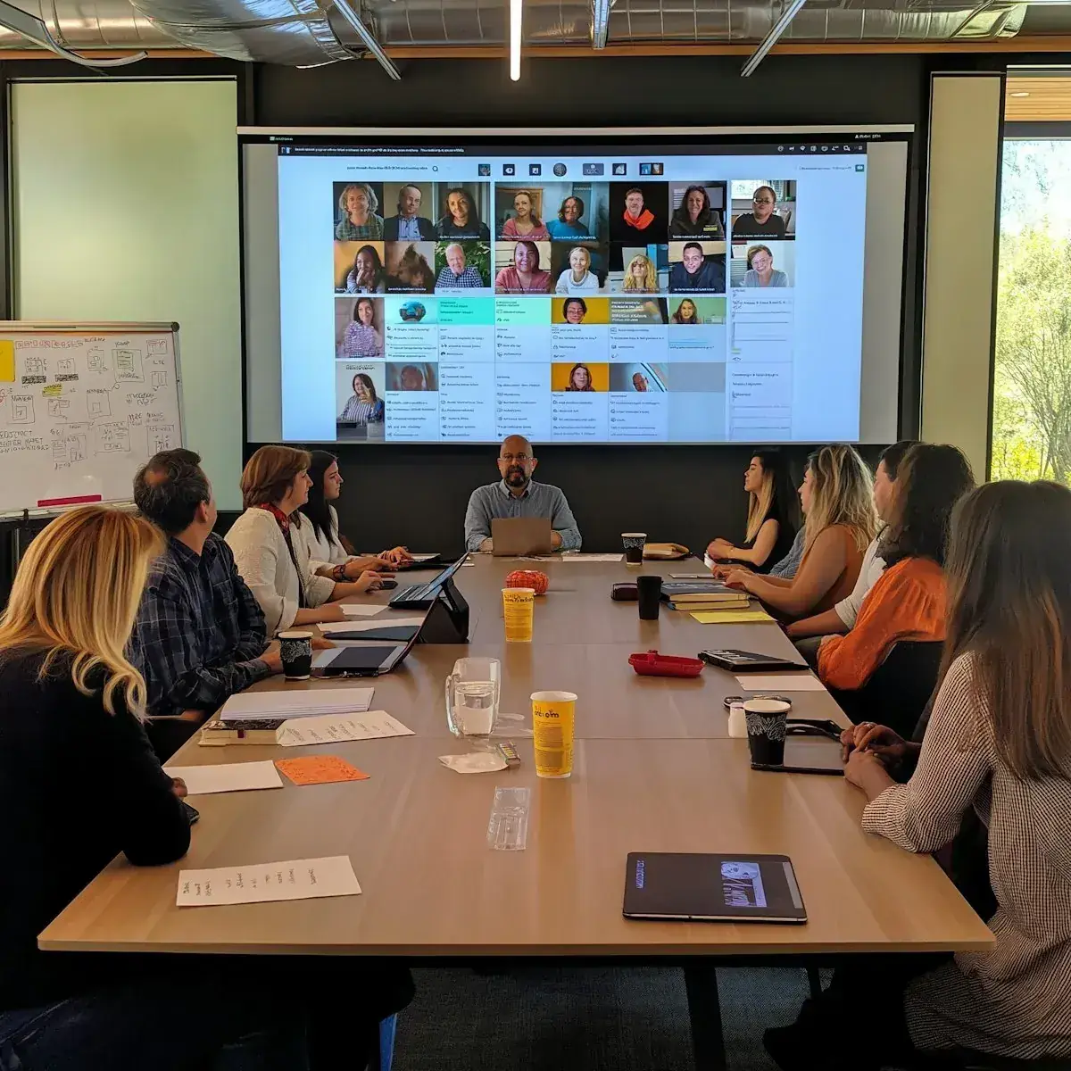 Reunión corporativa moderna del equipo de EGOS BI